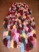 http://www.guiademanualidades.com/una-alfombra-con-pompones-de-lana-30421.htm