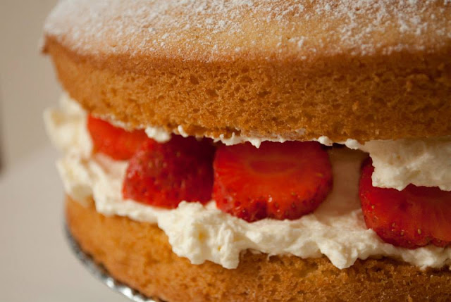 strawberries, cream, cake, recipe, blog, blogger, uk, lifestyle, mascapne, food