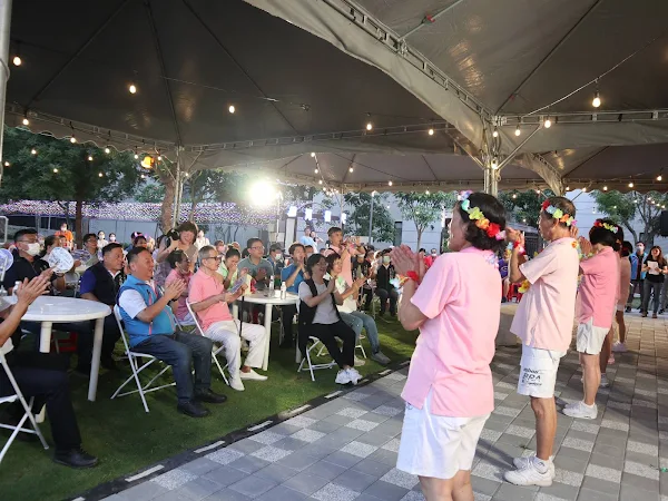 ▲員林市溝皂社區活動中心新建落成啟用典禮，結合草地星空音樂會演出，眾人在戶外傘座或草地上席地而坐，一起聆聽欣賞，歡度悠閒周末夜。（記者林明佑翻攝）