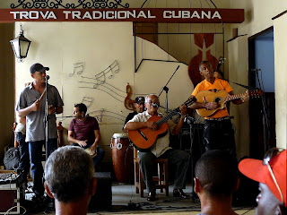 Santiago de Cuba, Casa de Trova, Son-Band bestehen aus Sänger, Bongospieler, Gitarre, Tres, Congas.