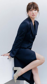 Song Hye Kyo diện trang phục style chớm thu hở vòng một căng đầy cuốn hút
