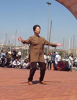 Maestra de taichi haciendo en publico chi kung