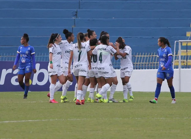 Jogadoras do Palmeiras comemorando um dos gols da goleada sobre o São José