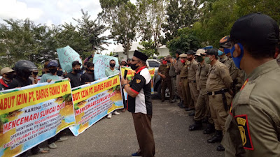 Massa Minta Ijin PT Barus Family Jaya di Cabut