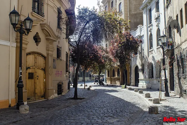 Los terrenos donde se construyo el barrio pertenecían a la congregación franciscana. A finales del siglo XIX, por dificultades económicas, tuvieron que ponerlos en venta donde los destacados arquitectos chilenos Ricardo Larraín Bravo y Alberto Cruz Montt, proyectaron su armoniosa estética, junto a la influencia europea de las casonas en las que predominan los estilos renacentista, neoclásico, barroco y neocolonial.