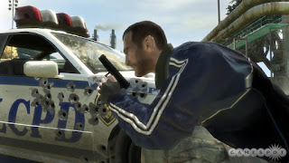 تدور احداث قصة لعبة تحميل لعبة GTA 4 للكمبيوتر في مدينة Liberty City مدينة العصابات والمشاكل وهي مدينة غير حقيقية في الواقع وهي مقتبسة من مدينة نيويورك وزمن احداث القصة عام 2008 تدور حول شخص يدعى نيكو بيليك الشخصية الرئيسية وبطل لعبة GTA 4 وهو من شرق اوربا وهو مجرم خطير هاجر الى مدينة Liberty نظر للمشاكل التي افتعلها في موطنه وجاء ليحقق احلامه ويعيش حياة سعيدة خصوصا بعد ما اخبره ابن عمه روماني ان يعيش حياة الاغنياء ولديه مالديه من السيارات والفتيات وفي الحقيقة لم يكن لديه الا مستودع لسيارات الاجرة يكسبه قليلا من المال  بل يكذب عليه لانه كان يريد من نيكو مساعدته من الورطة التي وقع بها ولكنه لاينفك عن افتعال المشاكل ووافق نيكو على ذلك واصبح عليه حل مشاكل ابن عمه لكي يعودوا الى حياتهم الطبيعية .