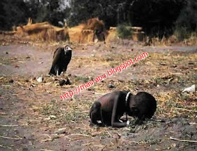 Foto-foto Bersejarah di Dunia - Burung Bangkai dan Anak Kecil