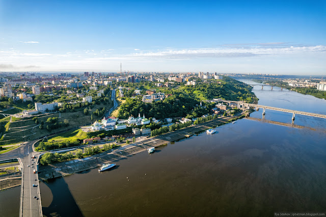 Город на холмах над рекой на рассвете