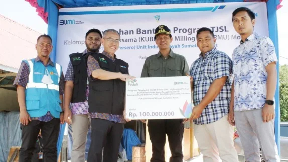 PT PLN UIW Sumbar Salurkan Bantuan Rice Miling Unit Modern Program TJSL