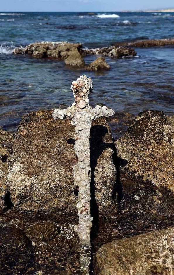 Espada de cruzado achada no mar de Cesarea