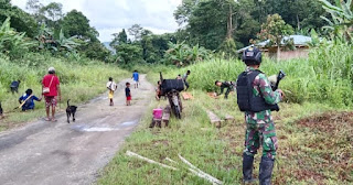 KARYA BHAKTI BERSAMA MASYARAKAT DESA BINAAN POS YAMOR SATGAS YONIF RAIDER KHUSUS 136/TS