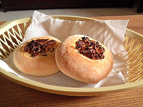 Caramelized Onion Flatbread Recipe @ treatntrick.blogspot.com