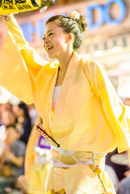 三鷹阿波踊り みたか銀座連の女性の男踊り ちょうちん