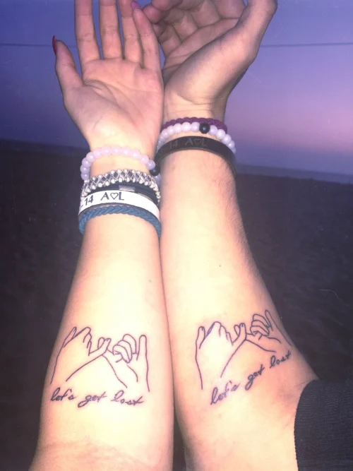 Tatuaje de pareja con dos manos que se cogen del meñoque