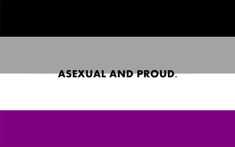 Na imagem: bandeira assexual (faixas das cores preta, cinza, branca e roxa) escrito em cima "asexual and proud"