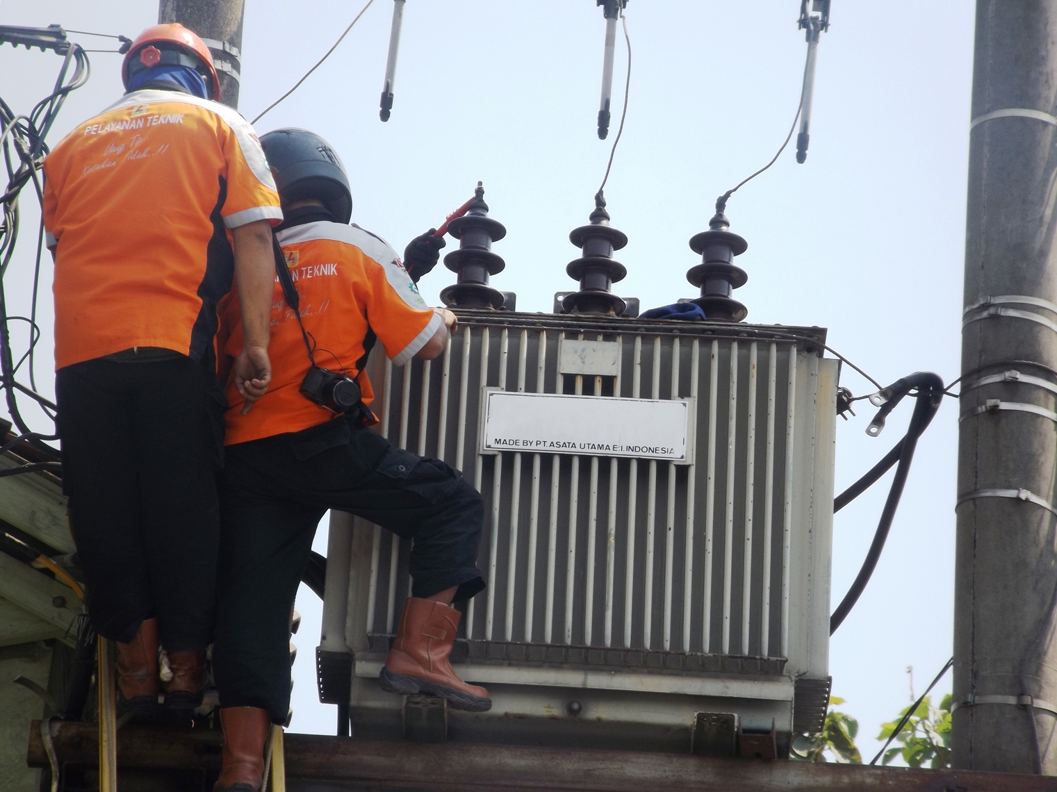 Perbaikan Trafo Listrik PLN Karawang