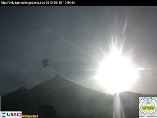 Activité strombolienne sur le volcan Fuego vue de jour, 28 juin 2015