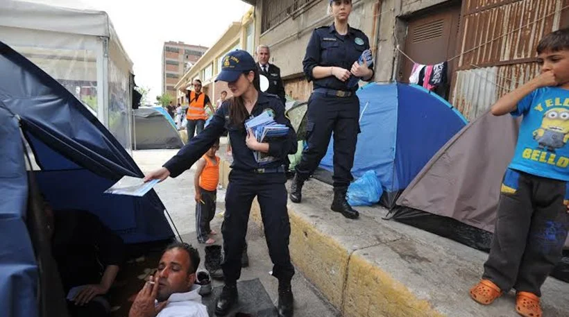 Έβαλαν γυναίκες λιμενικούς να μοιράζουν τα φυλλάδια με το «σας αγαπάμε» στους μετανάστες