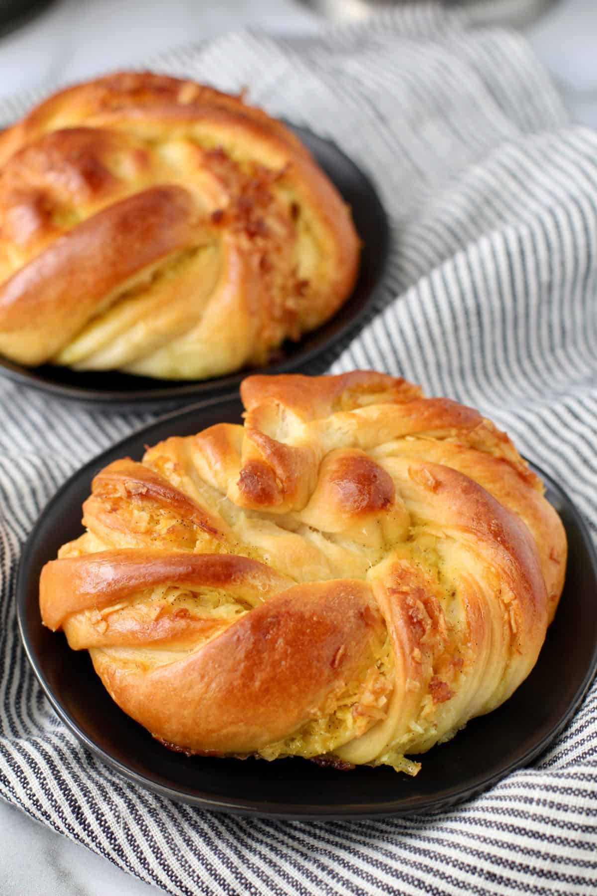 Coconut buns on black plates.