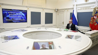 Vladimir Poutine seul à une table