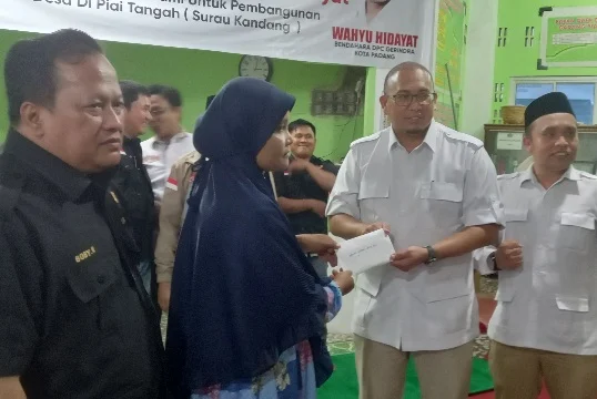 Balanjuang Gulai Kambing di Surau Gadang, Andre Rosiade Serahkan Bantuan Spontan ke Majelis Taklim, KWT dan Pencak Silat, Mushalla Akan Dibantu Rp100 Juta