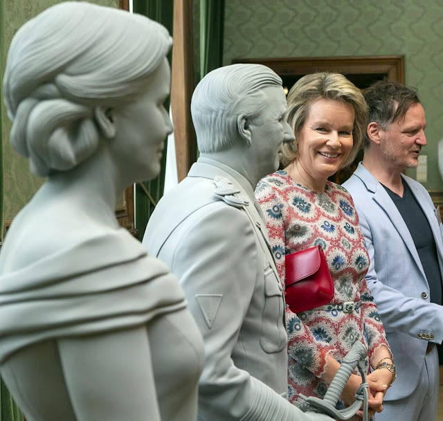 Queen Mathilde wore a printed dress by Natan. Natan red leather pumps. The new sculptures were created by artist Hans Op de Beeck