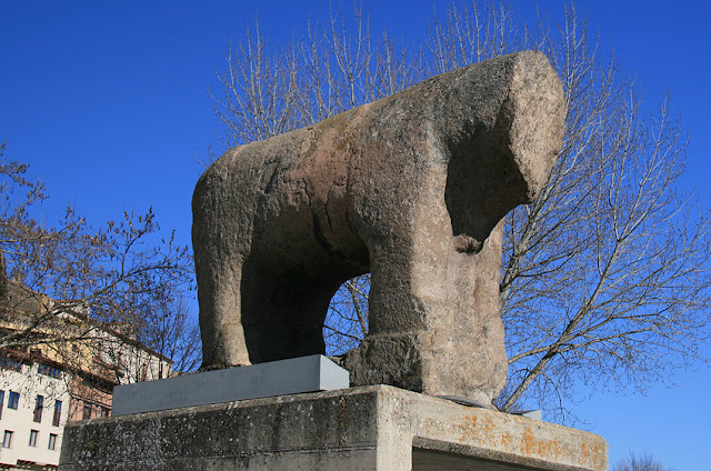 El Verraco junto al Puente Romano