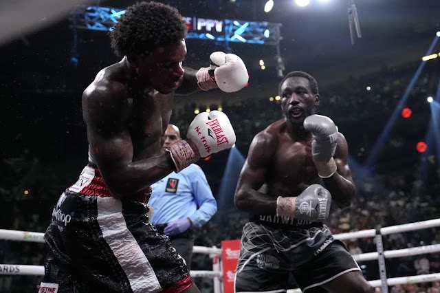 Crawford unifica cetros welter; vence por nocaut técnico a Spence