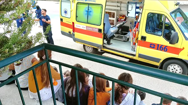 Μαθητές  παρακολουθούν μάθημα μπροστά σε ασθενοφόρο