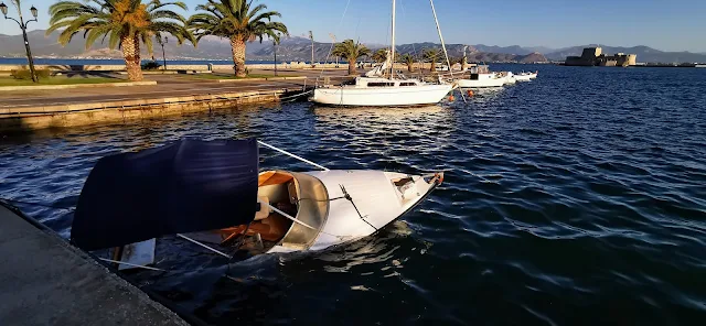 Ημιβύθιση σκάφους στο λιμάνι του Ναυπλίου