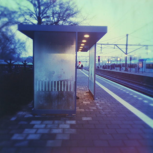 Beslagen abri op station in het ochtendlicht. Hipstamatic: Anne-Marie + Sequoia. Foto: Robert van der Kroft