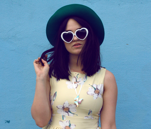 daisy print, daisy dress, lemon retro dress, heart sunglasses, heart shaped sunglasses, green woollen hat, large brim hat, retro girl, vintage girl, uk fashion, fashion blogger