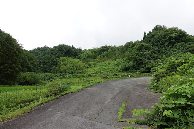 金山集落の近くの旧道の駐車場