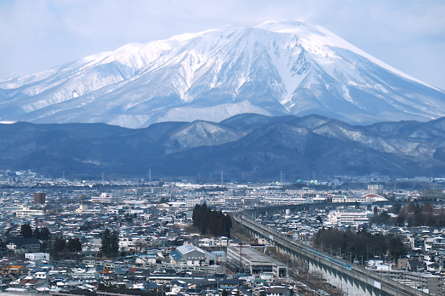 岩手山と東北新幹線はやぶさ号