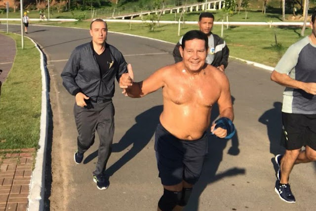 Sem camisa e cercado por seguranças, general Mourão corre em parque de Cuiabá