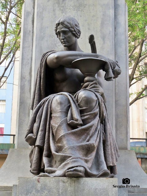 Close-up da Escultura Medicina - Praça Marechal Deodoro - Santa Cecília - São Paulo