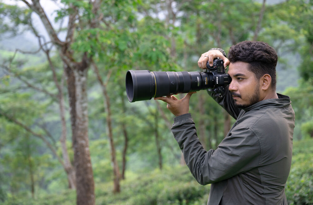 Фотограф с камерой Nikon и объективом Nikkor Z 600mm f/6.3 VR S