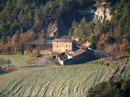 Zoom a la masia La Vall des del trencall amb la carretera de Sant Bartomeu del Grau