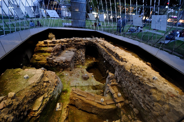 Okno archeologiczne w Akwizgranie - relikty rzymskie i średniowieczne