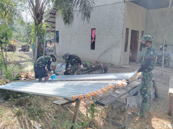 Tumbuhkan Rasa Cinta Tanah Air, Satgas TMMD Ke-111 Kodim 1207/Pontianak Buatkan Tiang Bendera Untuk Menyambut HUT RI Ke-76