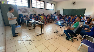 O poeta Zacarias Martins participa de Roda de Conversa Literária com alunos de escola da zona rurral de Tocantínia