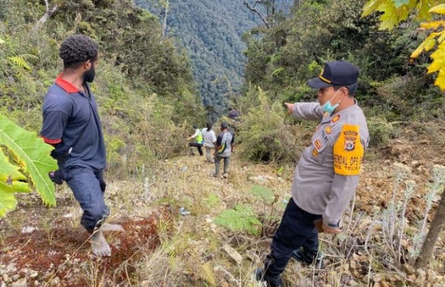 Diduga Rem Blong, Truk Masuk Jurang di Puncak Mega