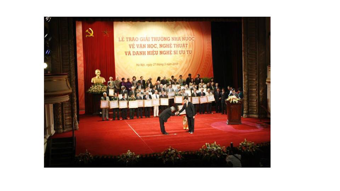 Cô giáo ở long an quỳ gối xin lổi phụ huynh