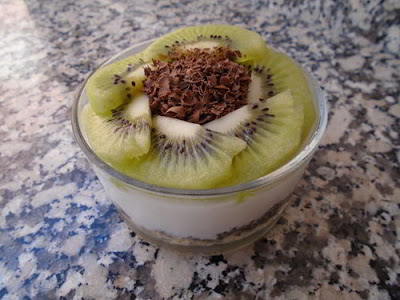 Vasito de yogur, avena, chia y kiwi