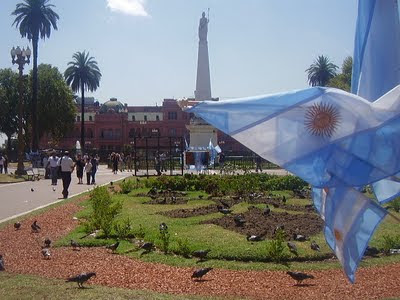 bandera argentina en Plaza de Mayo