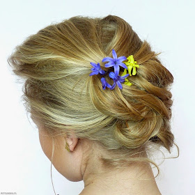 fryzury ślubne - upięcie z kwiatami