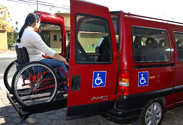 CTP amplia plazo de renovación de taxis para personas con discapacidad