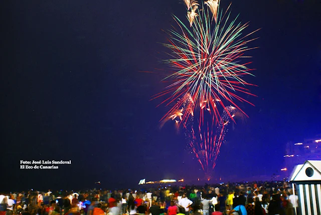   Fuegos de san Juan 2016 en Las Palmas de Gran canaria, playa de Las Canteras 