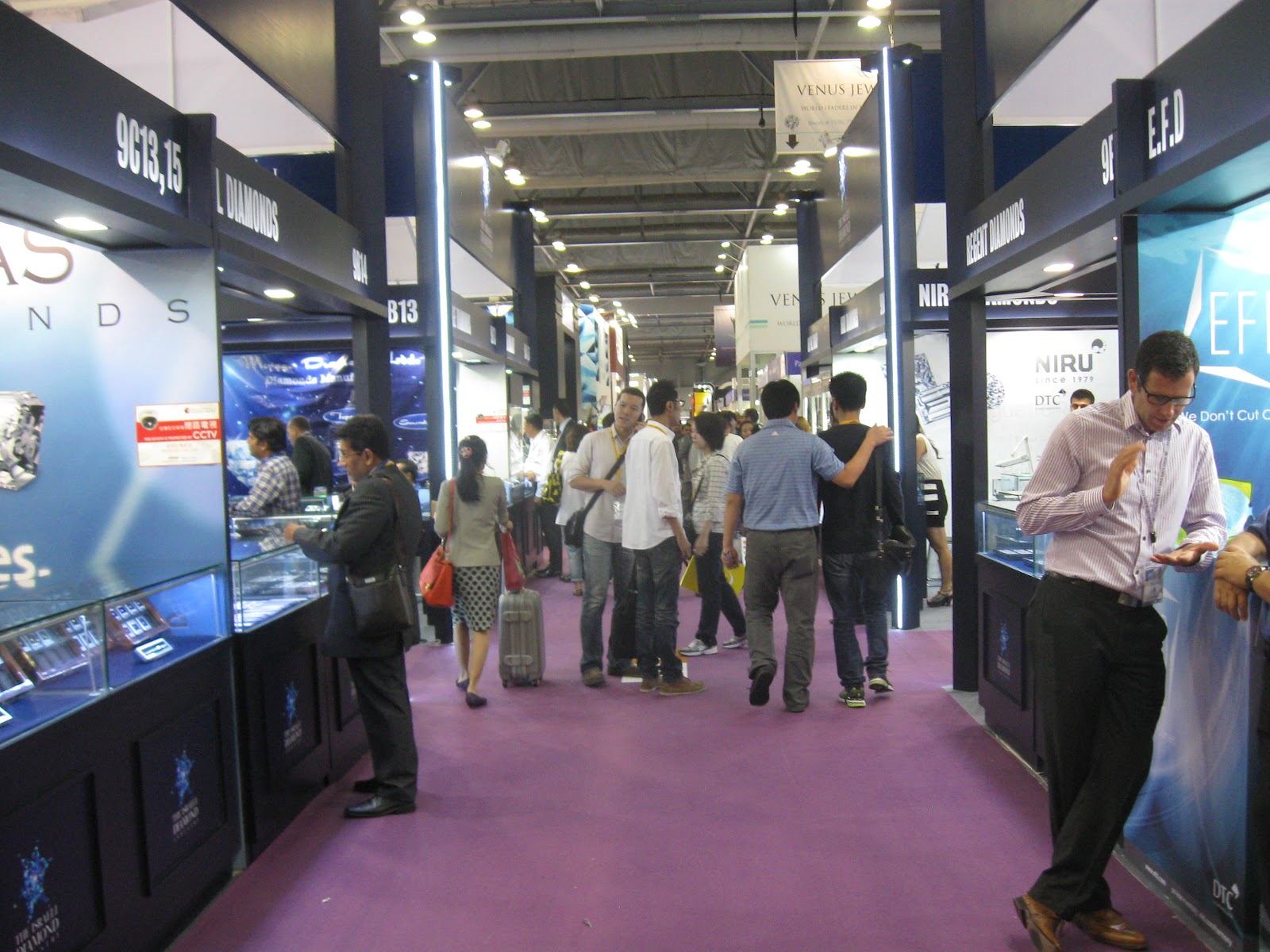Buyers and vendors at the 2012 September Hong Kong Jewellery and Gem ...