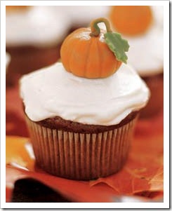 mslhal0904xe5pu_1104_pumpkin_cupcakes_l[1]